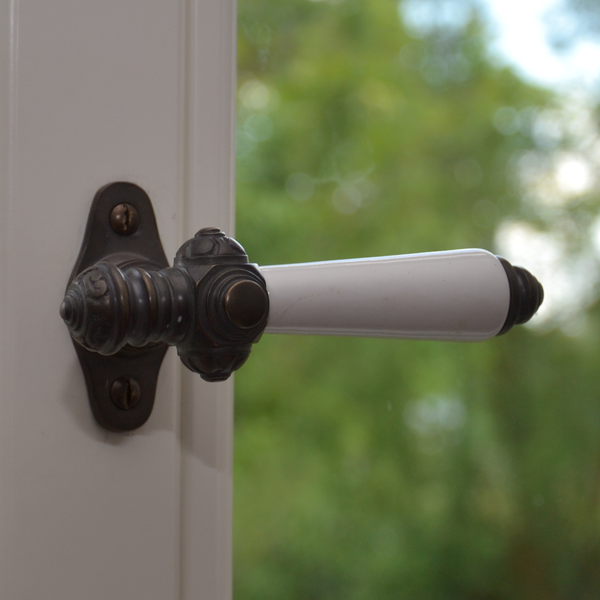 Fensterdrücker aus antikem Messing
