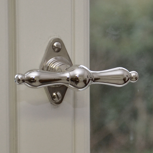 Antiker Fenstergriff aus poliertem Nickel 