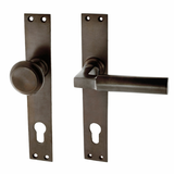 Haustürbeschlag aus Messing dunkel patiniert braun schlichtes Design